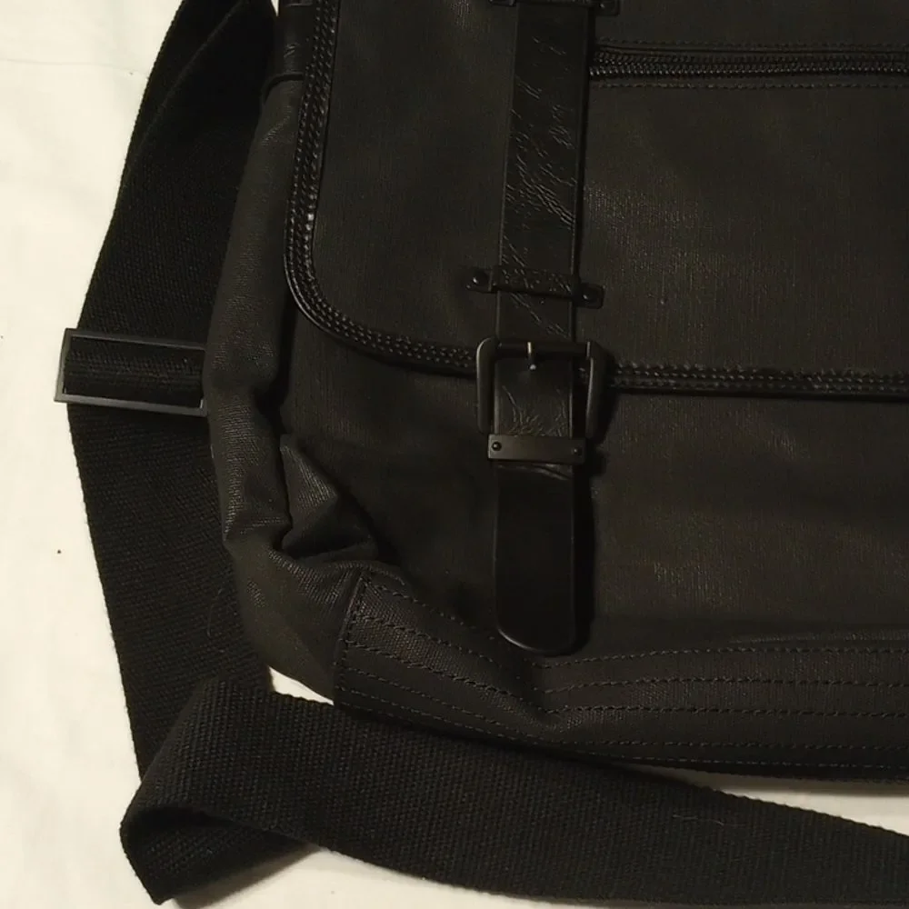 Kenneth Cole Reaction Messenger Bag